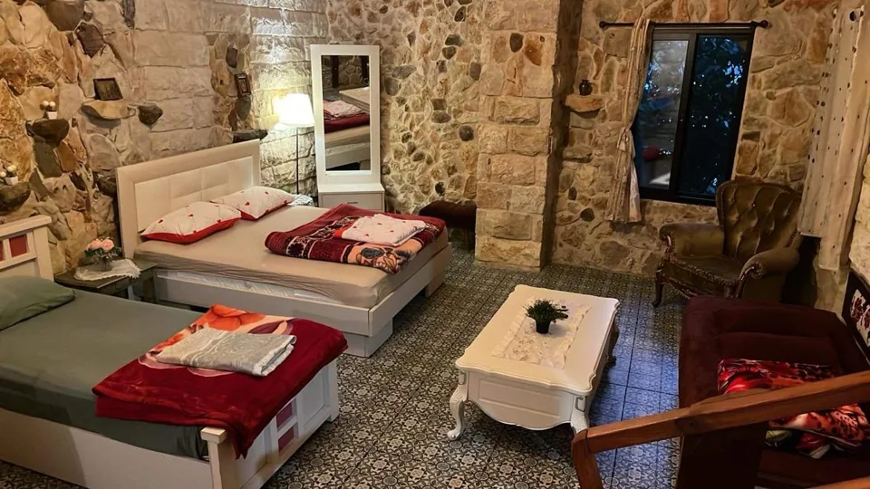 חלל אירוח מאבן; הסידור משתנה בין היחידות
